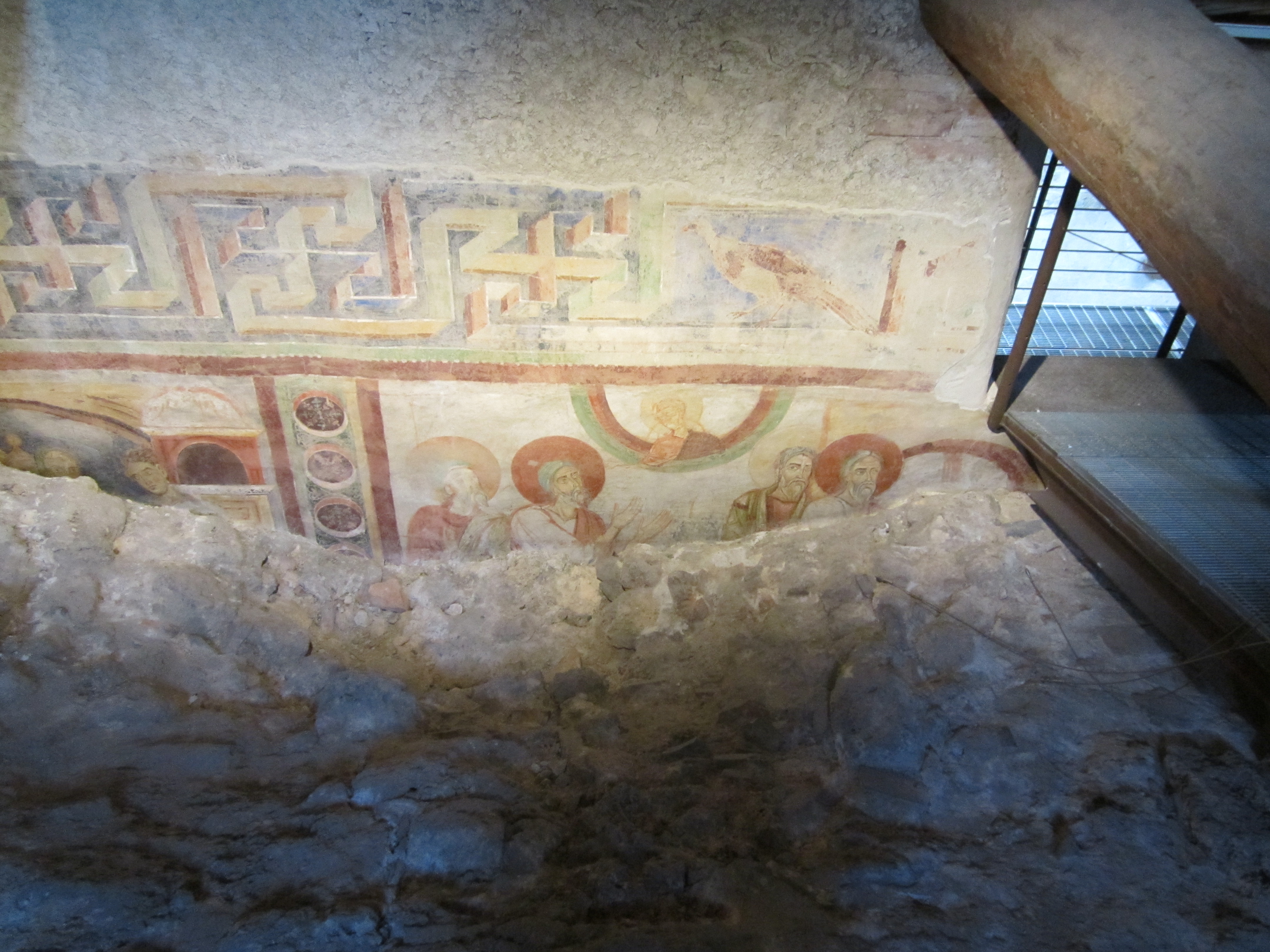 particolare degli affreschi restaurati con teste di moses ed aronne